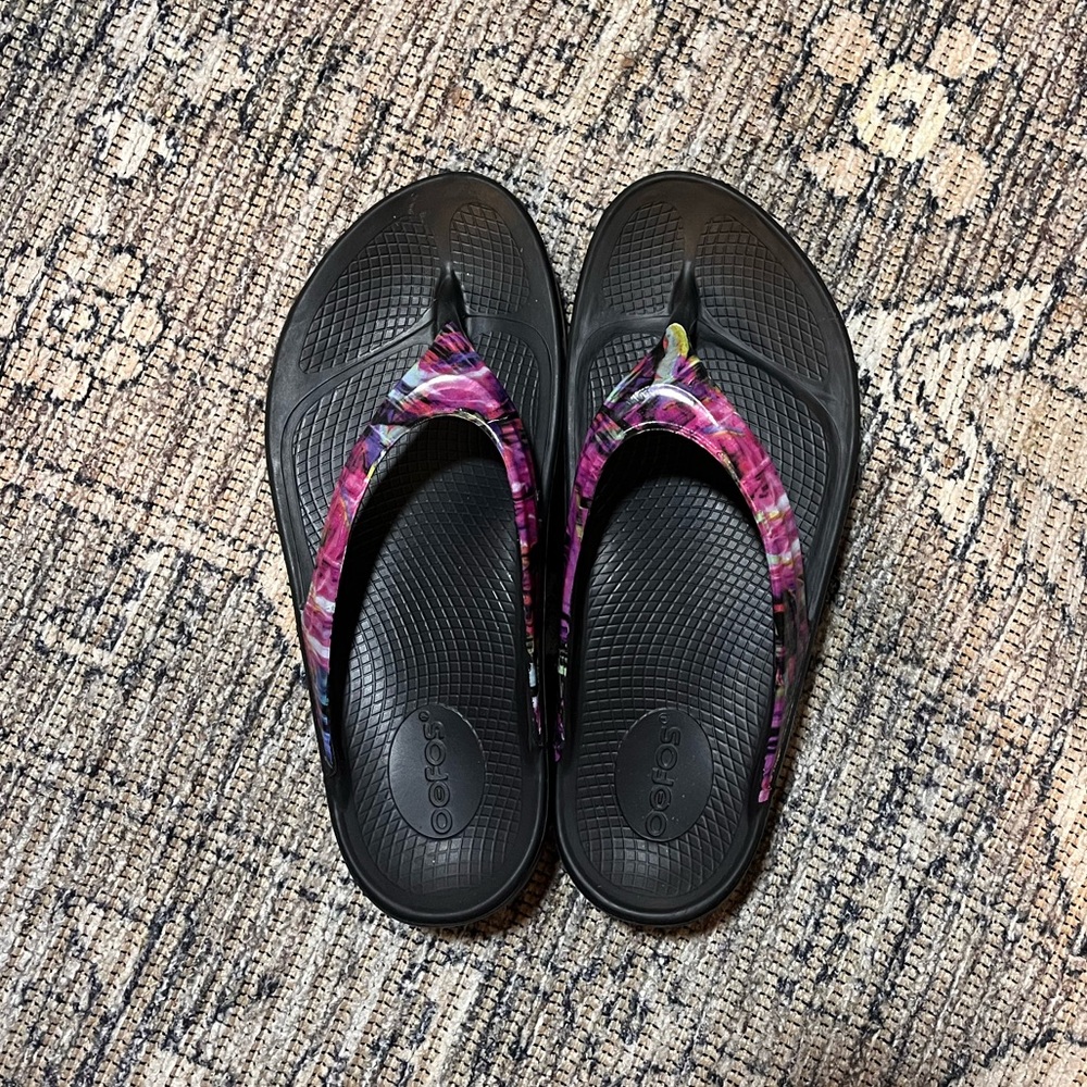 Oofos women’s size 9